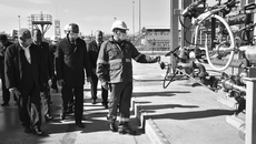 На объекте губернатору рассказали, что после запуска терминала в 2022 году объем отгрузки составит от 800 до 1 000 тонн пропана-бутана в сутки — это около 50 автоцистерн, которые будут развозить топливо по газозаправочным и газоналивным станциям области. Фото: nso.ru