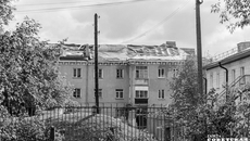 По паспорту капремонт на улице Вертковской, 22, должен быть завершен 12 октября. Но работы на крыше здания еще много. Фото: Андрей Заржецкий