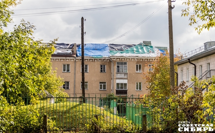 По паспорту кап­ремонт на улице Вертковской, 22, должен быть завершен 12 октября. Но работы на крыше здания еще много. Фото: Андрей Заржецкий