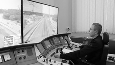 Компьютерный тренажер для подготовки помощников машинистов дает полное ощущение, что ты находишься в кабине локомотива. Фото: предоставлено НКТТ имени Н. А. Лунина