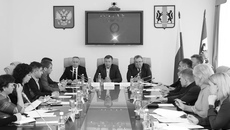 Исполнение наказов — дело чести для каждого депутата. Чтобы реализовать поставленные избирателями задачи, парламентарии и правительство региона работают над включением наказов в отраслевые программы и нацпроекты. Однако, как говорят депутаты, наказов вместе с переходящими от прошлых созывов накопилось столько, что в бюджете на их исполнение просто не хватает денег. Фото: zsnso.ru