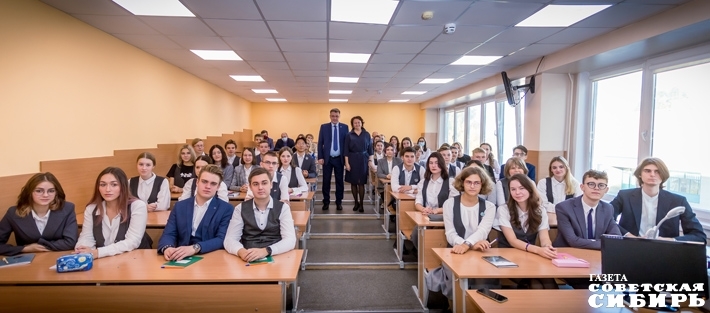 Мероприятие состоялось в рамках недели учителя, посвященной профессиональному празднику. Конечно, основными темами разговора стали роль педагога, смысловая нагрузка привычных слов, а также любовь к семье и Родине. Фото: Андрей Заржецкий