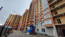 В пятом и шестом подъездах уже завершено обустройство внутриподъездных и внутриквартирных перегородок, установлены системы отопления, электро- и водоснабжения, застеклены лоджии. Фото: nso.ru