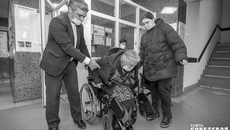 На спецкурсах медики учат правильно поднимать больного, следить за его гигиеной и многому другому. Фото: Андрей Заржецкий