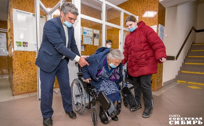 На спецкурсах медики учат правильно поднимать больного, следить за его гигиеной и многому другому. Фото: Андрей Заржецкий