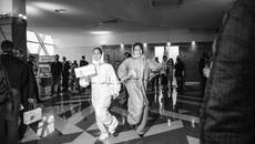 Старт форуму дал лихой танец девушек в защитных костюмах. Фото: Ева Кеплин