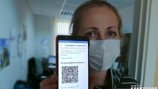 QR-код о вакцинации, полученный в личном кабинете на сайте госуслуг, легко сохранить в смартфоне и в последующем предъявлять на входе по требованию. Можно распечатать и носить с собой в бумажном виде. При этом не забывайте о масочном режиме и дистанцировании. Берегите здоровье и жизнь — свои и окружающих вас людей! Фото: Светлана Фролова