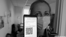 QR-код о вакцинации, полученный в личном кабинете на сайте госуслуг, легко сохранить в смартфоне и в последующем предъявлять на входе по требованию. Можно распечатать и носить с собой в бумажном виде. При этом не забывайте о масочном режиме и дистанцировании. Берегите здоровье и жизнь — свои и окружающих вас людей! Фото: Светлана Фролова