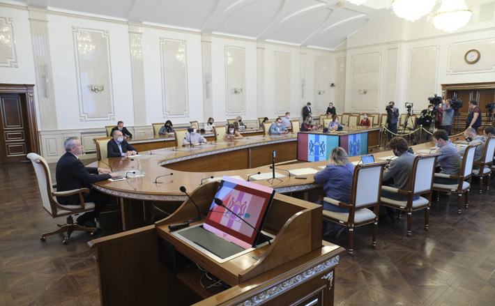 Губернатор Андрей Травников подробно рассказал, почему приняты дополнительные меры противодействия пандемии коронавируса. Фото: Аркадий Уваров