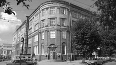 Любопытна история здания, где работает наша героиня. Это бывший торговый корпус Богородско-Глуховской мануфактуры, возведенный в 1914–1916 годах по проекту архитектора Андрея Крячкова на углу Кузнецкой (сегодня — улица Ленина) и Кабинетской (улица Советская). Он принадлежал московским текстильным промышленникам Морозовым. В 1918–1919 годах здесь размещались военные. В 1922-м советская власть передала здание почтово-телеграфной конторе. Через пять лет его реконструировали, надстроив два этажа. И вот уже скоро сто лет, как здесь размещается главпочтамт.