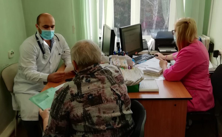 Участковый терапевт Тогучинской центральной районной больницы Сунатулло Зубайдов трудится с удовольствием. Фото: предоставлено героем публикации