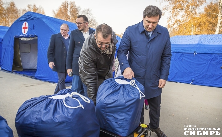 Чтобы комплекс, упакованный вот в такие мешки и коробки (в последних сложены входные двери), транспортировать в любую точку на карте области, понадобится всего шесть «газелей». Фото:
Андрей Заржецкий