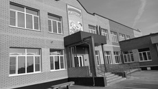 В здании детсада размещаются восемь групповых помещений, а также медицинский кабинет, пищеблок, спортивный и музыкальный залы, кабинеты логопеда и психолога. Фото: minstroy.nso.ru
