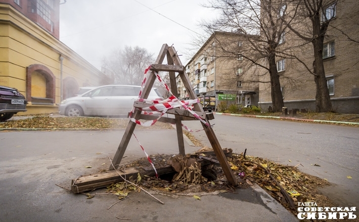 За исправностью канализационных люков следят не только владельцы инженерных сетей, но и специалисты районных администраций и Гос­автоинспекции. / Фото: Андрей Заржецкий