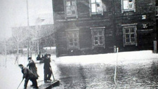 Во время наводнения 1966 года преподаватели и учащиеся ремесленного училища в Затоне, которое готовило рулевых-мотористов и рулевых-машинистов, добирались на плотах, чтобы успеть на занятия. Фото: сайт nrk-nsk.ru