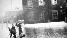 Во время наводнения 1966 года преподаватели и учащиеся ремесленного училища в Затоне, которое готовило рулевых-мотористов и рулевых-машинистов, добирались на плотах, чтобы успеть на занятия. Фото: сайт nrk-nsk.ru