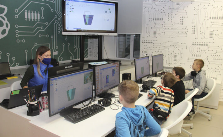 Школьники региона приняли участие в «ТехноЭкофоруме», прошедшем в детском технопарке «Кванториум», наставники которого подготовили для них интересные лабораторные работы, практические задания и игры. «Часто говорят, что технологии негативно влияют на экологию. Мы решили разобраться в ситуации и изменить это мнение. Мы уверены, что современные технологии можно использовать во благо экологии», —  сказала педагог детского технопарка Дарья Попова. Фото: nso.ru