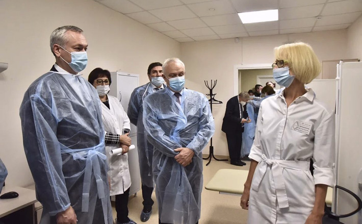 Оснащение РСЦ позволяет не только моментально диагностировать сердечно-сосудистое событие, но и в максимально короткий срок провести хирургическую коррекцию для восстановления кровоснабжения в сосудах сердца и головы при возникновении острой сосудистой катастрофы, а значит, сохранить жизни и здоровье сотням жителей области. Фото: nso.ru