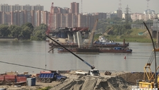 Четвертый мост через реку Обь в Новосибирске строится в рамках концессионного соглашения. На сегодняшний день уже завершено 10 из 16 стадий надвижки пролетного строения. Фото: архив ИД «Советская Сибирь»