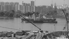 Четвертый мост через реку Обь в Новосибирске строится в рамках концессионного соглашения. На сегодняшний день уже завершено 10 из 16 стадий надвижки пролетного строения. Фото: архив ИД «Советская Сибирь»