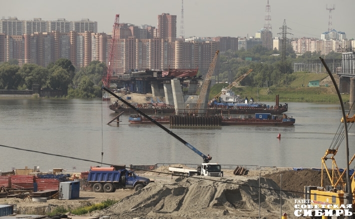 Четвертый мост через реку Обь в Новосибирске строится в рамках концессионного соглашения. На сегодняшний день уже завершено 10 из 16 стадий надвижки пролетного строения. Фото: архив ИД «Советская Сибирь»