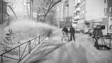Впервые за много лет обновили асфальт на тротуаре и проезжей части двора. Фото: Андрей Заржецкий