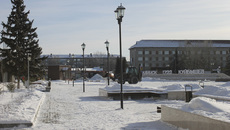 Сквер «Городская площадь» в Куйбышеве, благоустроенный по нацпроекту «Жилье и городская среда», вполне передает атмосферу старинного купеческого города Каинска, важного делового центра на Московском тракте. Фото: Дмитрий Бекарев