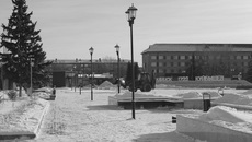 Сквер «Городская площадь» в Куйбышеве, благоустроенный по нацпроекту «Жилье и городская среда», вполне передает атмосферу старинного купеческого города Каинска, важного делового центра на Московском тракте. Фото: Дмитрий Бекарев