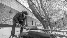 Анатолий Митин показывает, чем пришлось закрывать люк, пока собственник не успел принять меры. Фото: Андрей Заржевский