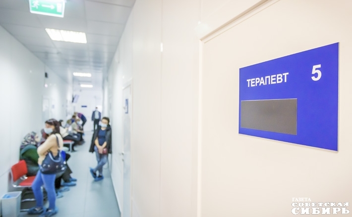 Пандемия не только подкосила  здоровье людей, но и уменьшила количество медиков. Наверное, вы замечали, что в поликлиниках сейчас многие кабинеты закрыты, а узких специалистов не в каждой амбулатории встретишь. По области ситуация не лучше, а где-то и хуже.  Фото: Андрей Заржецкий