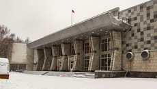 ДК «Юность» в Академгородке действует с 1962 года и создавался как классический Дом культуры. Позже он стал Дворцом молодежи, но внутри оставались традиционные кружки. В 2016 году «Юность» передали управлению молодежной политики министерства образования Новосибирской области. Фото: Алексей Танюшин