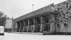 ДК «Юность» в Академгородке действует с 1962 года и создавался как классический Дом культуры. Позже он стал Дворцом молодежи, но внутри оставались традиционные кружки. В 2016 году «Юность» передали управлению молодежной политики министерства образования Новосибирской области. Фото: Алексей Танюшин