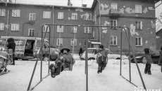 На радость юным жителям на Мочищенском шоссе, 12, открылась детская площадка, о которой давно просили местные жители в своих обращениях к депутату. Фото: Андрей Заржецкий