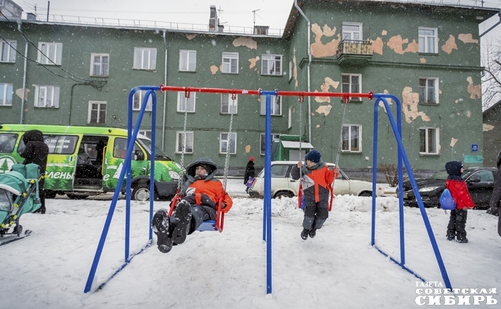 На радость юным жителям на Мочищенском шоссе, 12, открылась детская площадка, о которой давно просили местные жители в своих обращениях к депутату. Фото: Андрей Заржецкий