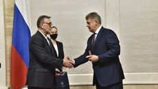 Орден Почета сыну Вениамина Карповича вручил лично полномочный представитель Президента РФ в Сибирском федеральном округе Анатолий Серышев. Фото: nso.ru