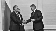 Орден Почета сыну Вениамина Карповича вручил лично полномочный представитель Президента РФ в Сибирском федеральном округе Анатолий Серышев. Фото: nso.ru