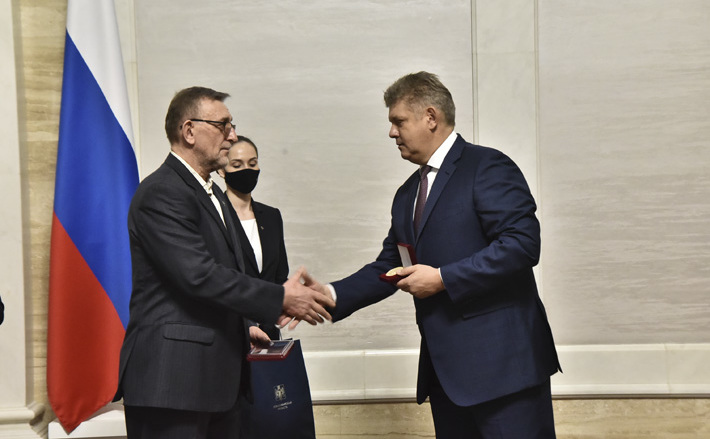 Орден Почета сыну Вениамина Карповича вручил лично полномочный представитель Президента РФ в Сибирском федеральном округе Анатолий Серышев. Фото: nso.ru