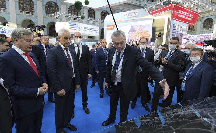 Губернатор Новосибирской области Андрей Травников презентовал на «Транспортной неделе» в Москве развитие транспортного каркаса Новосибирской агломерации, крупнейшей за Уралом. Фото: nso.ru