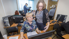 В течение двух недель студенты элегантного возраста прилежно изучают основы компьютерной грамотности. Фото: Андрей Заржецкий