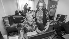 В течение двух недель студенты элегантного возраста прилежно изучают основы компьютерной грамотности. Фото: Андрей Заржецкий