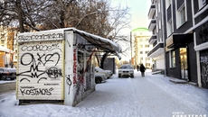 Процесс освобождения улиц города от ларьков, подлежащих демонтажу, затянулся: по адресу
ул. Урицкого, 3, никак не могут снести торговую палатку, хотя решение об этом принято полгода назад. Фото Андрей Заржецкий