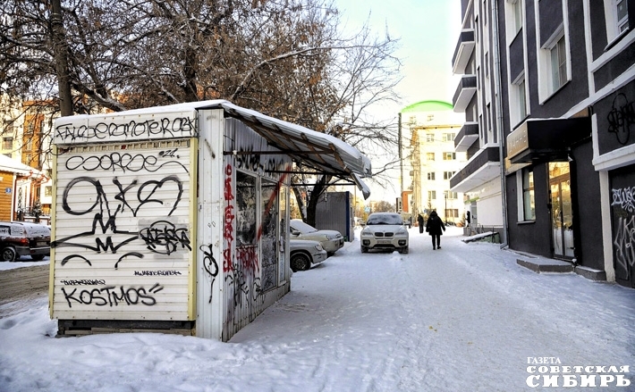 Процесс освобождения улиц города от ларьков, подлежащих демонтажу, затянулся: по адресу
ул. Урицкого, 3, никак не могут снести торговую палатку, хотя решение об этом принято полгода назад. Фото Андрей Заржецкий