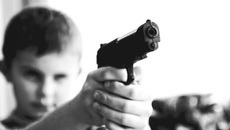 Увлечение оружием для мальчика кажется вполне нормальным. А нормально ли это на самом деле? Имеете ли вы представление, в каком контексте ваш ребенок интересуется этой темой? Не пора ли заглянуть в его социальные сети? Фото: www.pexels.com