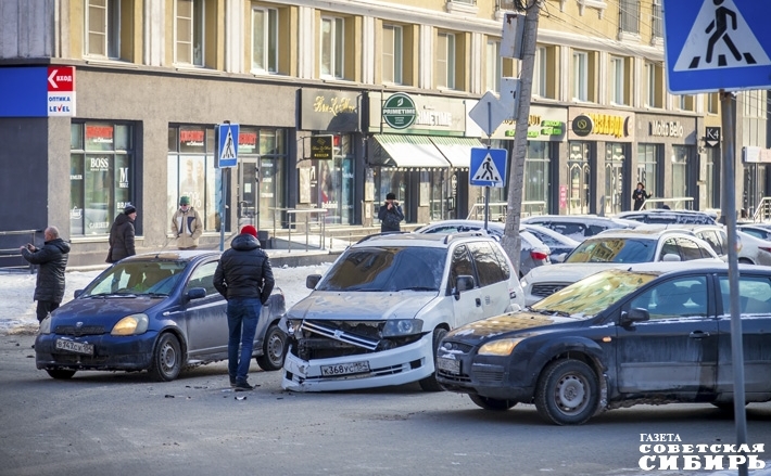 Дорога — всегда зона повышенного риска. 90 процентов автомобильных аварий происходит под влиянием так называемого человеческого фактора. Фото: Андрей Заржецкий
