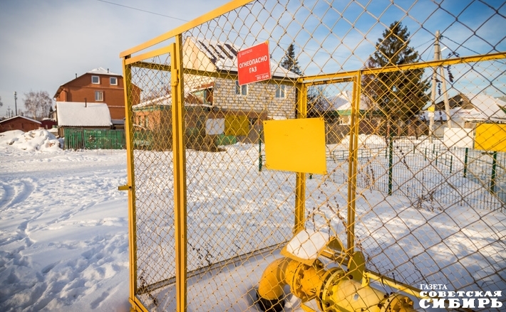 Газификация обеспечит современный и комфортный уровень жизни в сельской местности. Но пока желтые газовые трубы, «обрамляющие» домовладения, для многих сел региона остаются голубой мечтой. Фото: Андрей Заржецкий