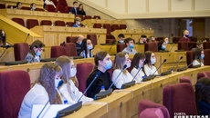 Депутаты Законодательного собрания Новосибирской области высоко оценили работы участников конкурса. Сорок работ прислали студенты НГУЭУ, 24 — представители Новосибирского юридического института — филиала ТГУ. Фото: Андрей Заржецкий