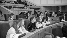 Депутаты Законодательного собрания Новосибирской области высоко оценили работы участников конкурса. Сорок работ прислали студенты НГУЭУ, 24 — представители Новосибирского юридического института — филиала ТГУ. Фото: Андрей Заржецкий