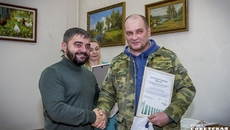 Депутат Совета депутатов города Новосибирска Игорь Украинцев поблагодарил автора справочника «Сибиряки — защитники Брестской крепости» Андрея Ефименко и вручил грамоту. Фото: Андрей Заржецкий