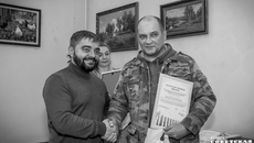 Депутат Совета депутатов города Новосибирска Игорь Украинцев поблагодарил автора справочника «Сибиряки — защитники Брестской крепости» Андрея Ефименко и вручил грамоту. Фото: Андрей Заржецкий