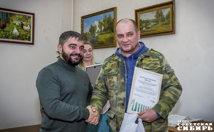 Депутат Совета депутатов города Новосибирска Игорь Украинцев поблагодарил автора справочника «Сибиряки — защитники Брестской крепости» Андрея Ефименко и вручил грамоту. Фото: Андрей Заржецкий